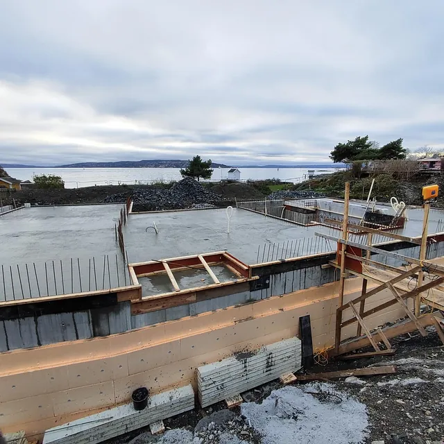 Uferdig hus under bygging